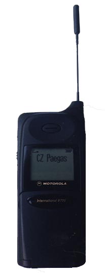 Motorola 8700 se zavenm flipem a vytaenou antnkou